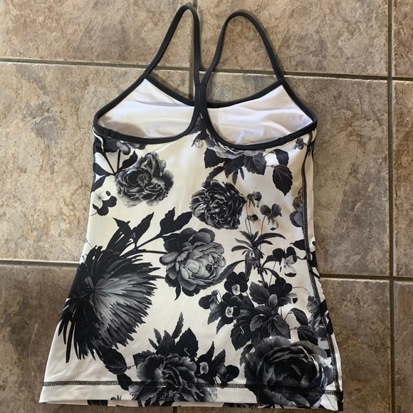 White floral lulu size 4 fitted tank - Picture 2 of 3